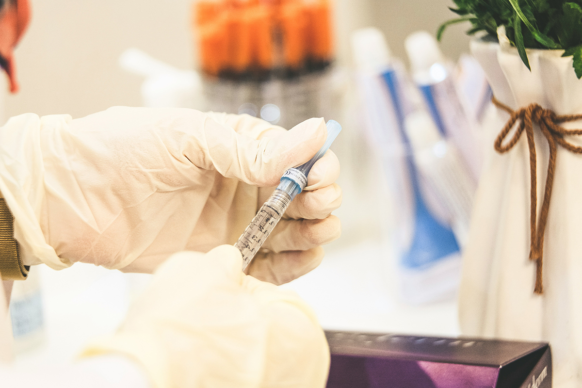 Médicos en formación práctica supervisada en consulta dermatológica Dermabia