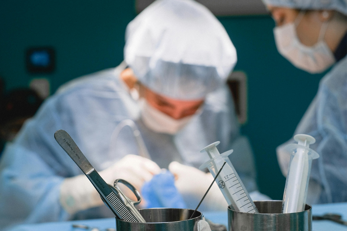 Médicos aprendiendo técnicas de dermatología estética en consulta real de Dermabia